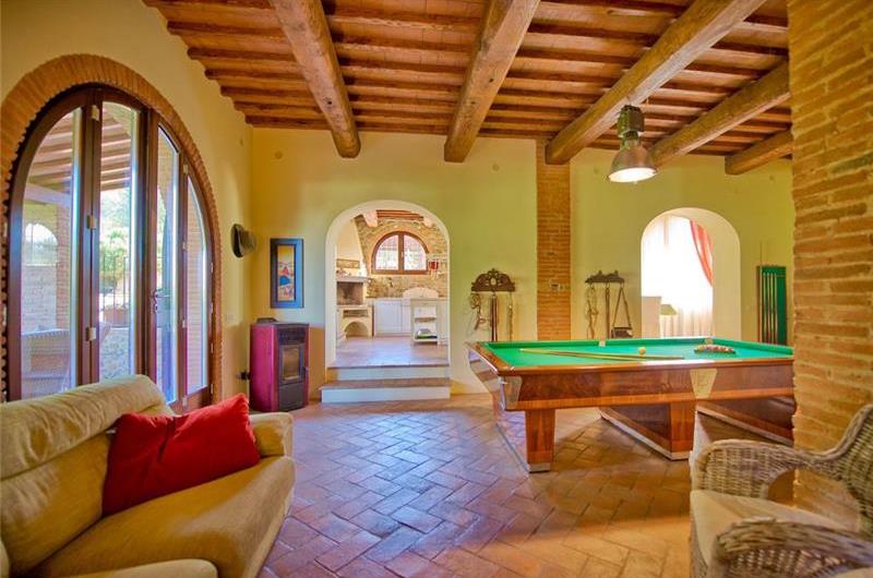 6 Bedroom Villa with Spacious garden and Pool Area in Empoli in Tuscany, Sleeps 13