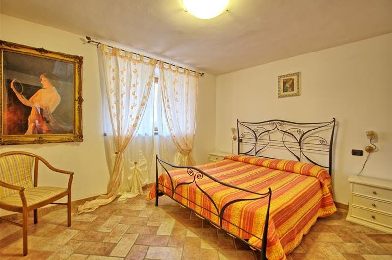 5 Bedroom Villa with Pool near Gubbio in Umbria, Sleeps 10