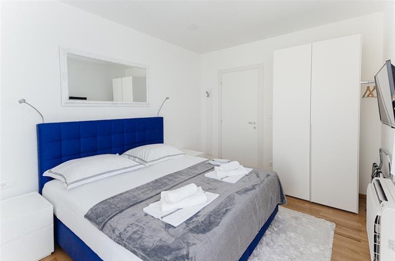 2 x 3 Bedroom Villa with Pool and Sea View near Trogir, Sleeps 6-7