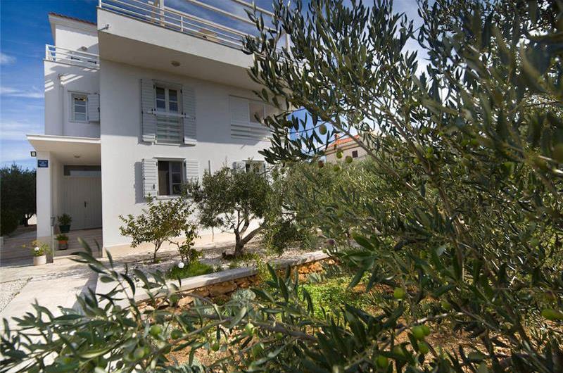 3 Bedroom Villa with Pool, Terrace and Sea Views near Vinisce, Sleeps 7