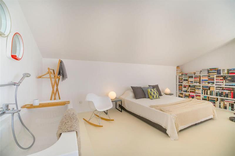 3 Bedroom Villa with Pool, Terrace and Sea Views near Vinisce, Sleeps 7