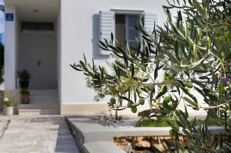 3 Bedroom Villa with Pool, Terrace and Sea Views near Vinisce, Sleeps 7