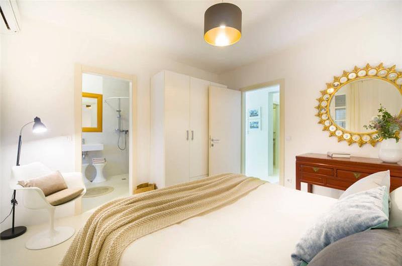 3 Bedroom Villa with Pool, Terrace and Sea Views near Vinisce, Sleeps 7