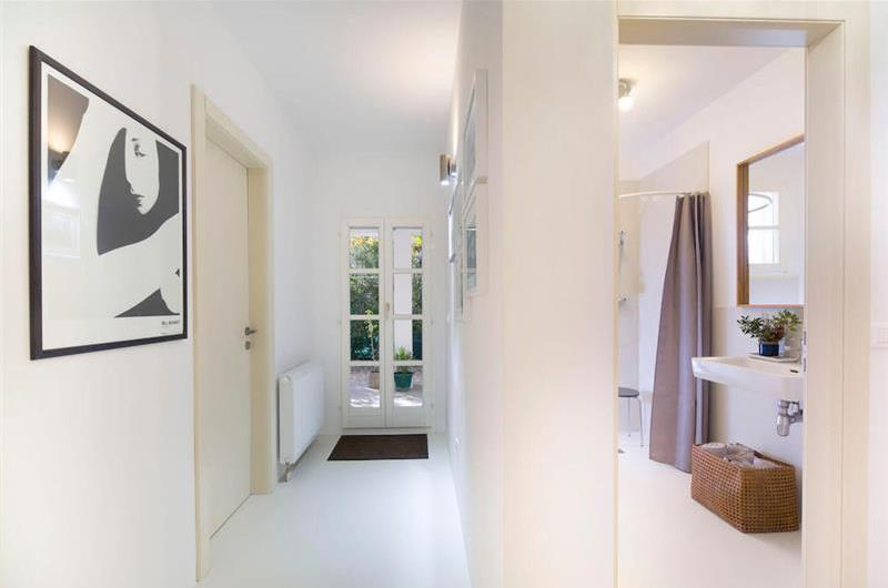 3 Bedroom Villa with Pool, Terrace and Sea Views near Vinisce, Sleeps 7