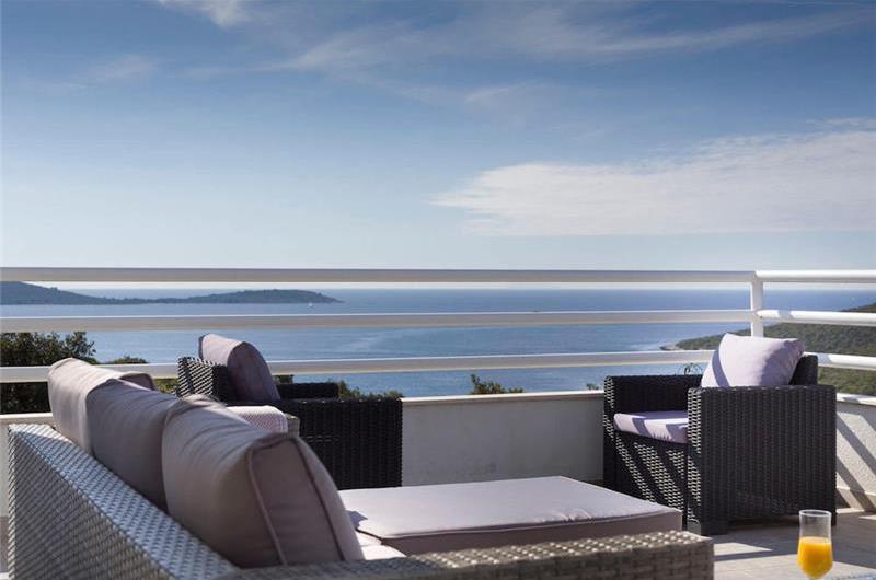 3 Bedroom Villa with Pool, Terrace and Sea Views near Vinisce, Sleeps 7