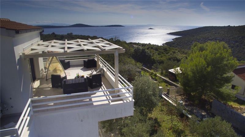 3 Bedroom Villa with Pool, Terrace and Sea Views near Vinisce, Sleeps 7