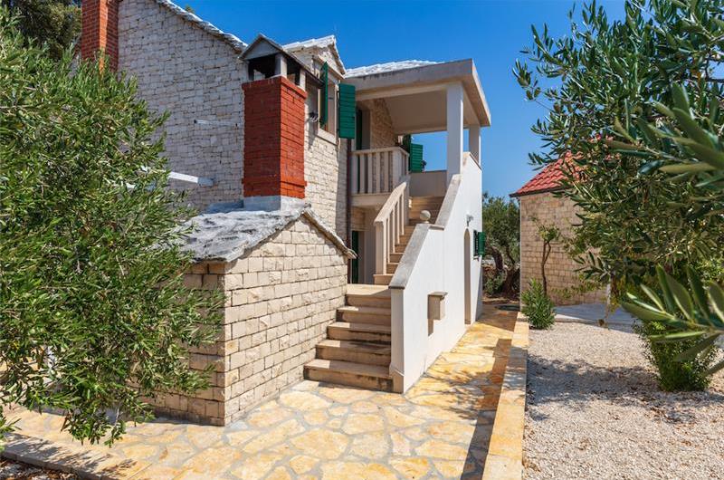 2 Bedroom Villa on Brac Island with Pool, Sleeps 5 