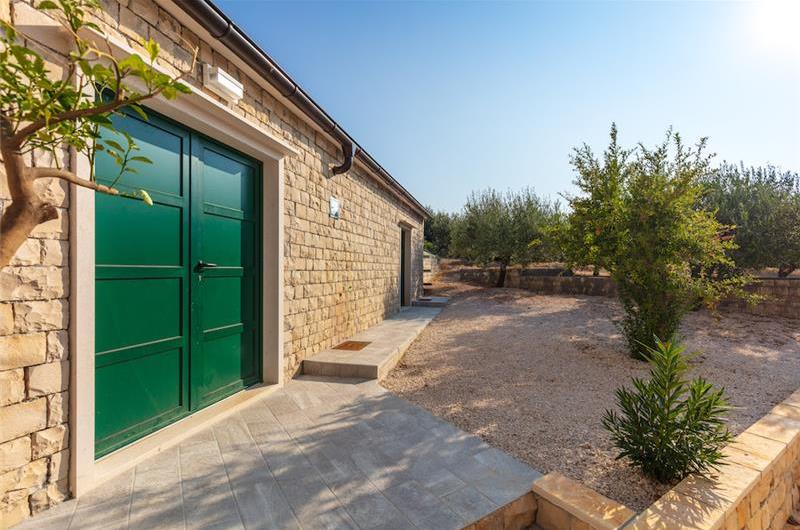 2 Bedroom Villa on Brac Island with Pool, Sleeps 5 