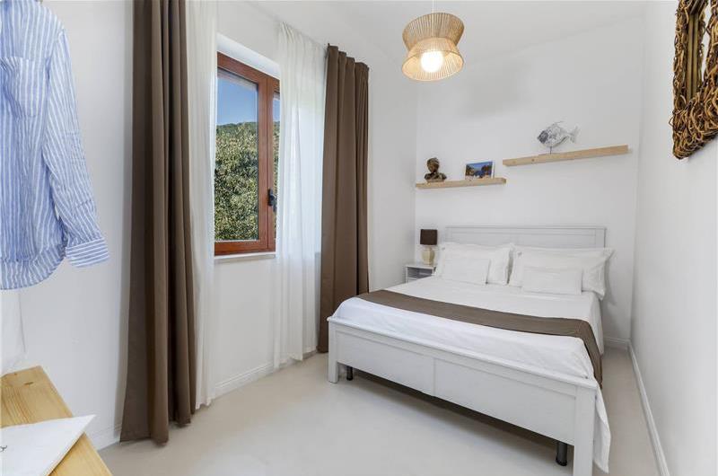 4 bedroom with pool and panoramic sea views near Serrento, sleeps 10