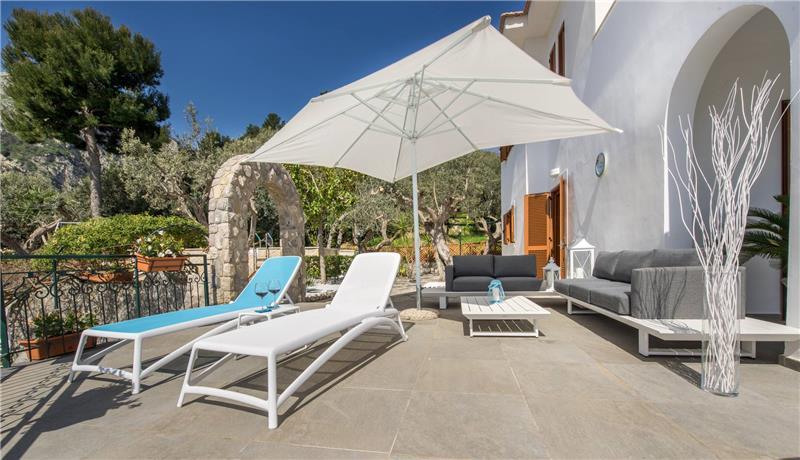 4 bedroom with pool and panoramic sea views near Serrento, sleeps 10