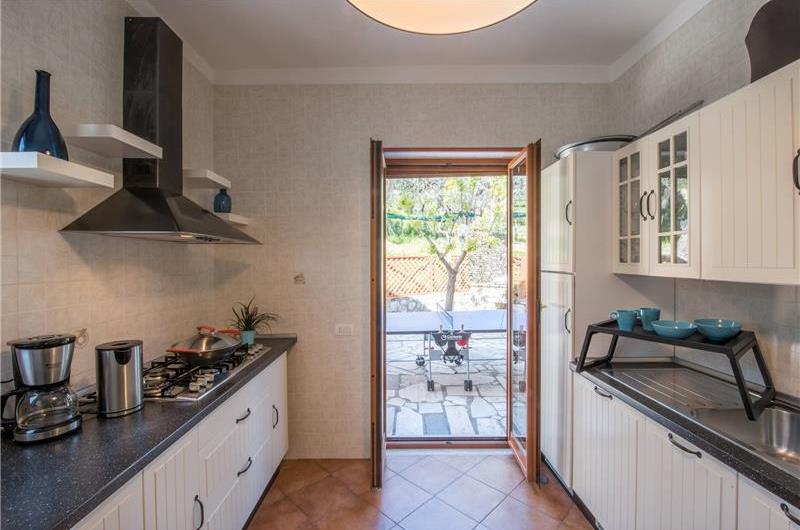 4 bedroom with pool and panoramic sea views near Serrento, sleeps 10