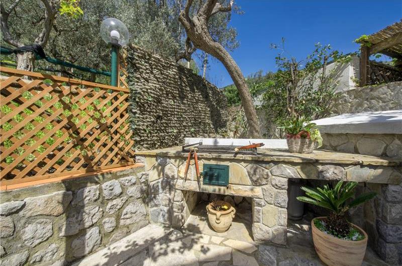 4 bedroom with pool and panoramic sea views near Serrento, sleeps 10