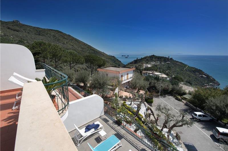 4 bedroom with pool and panoramic sea views near Serrento, sleeps 10