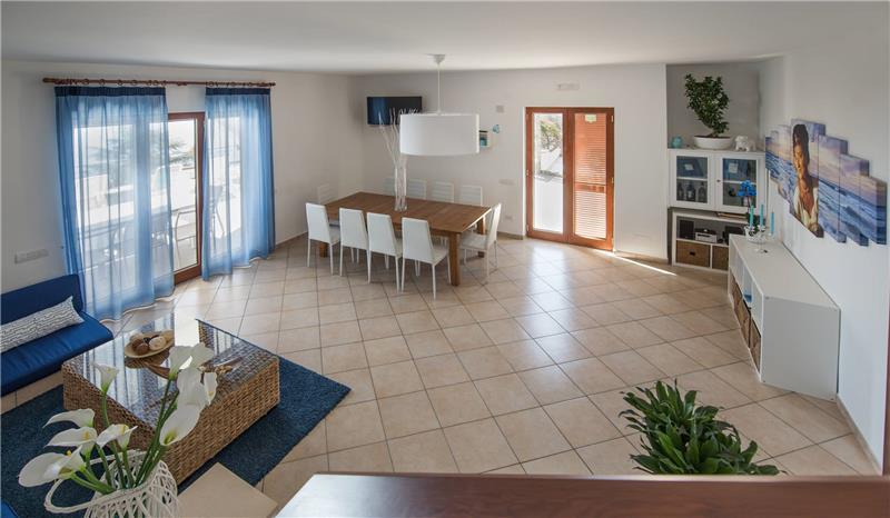 4 bedroom with pool and panoramic sea views near Serrento, sleeps 10