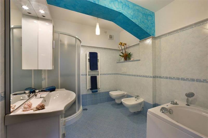4 bedroom with pool and panoramic sea views near Serrento, sleeps 10
