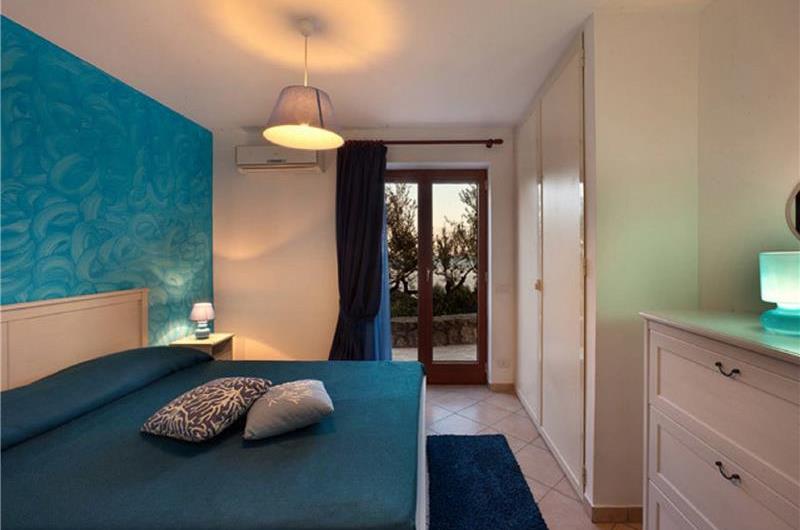4 bedroom with pool and panoramic sea views near Serrento, sleeps 10