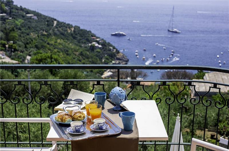 4 bedroom with pool and panoramic sea views near Serrento, sleeps 10