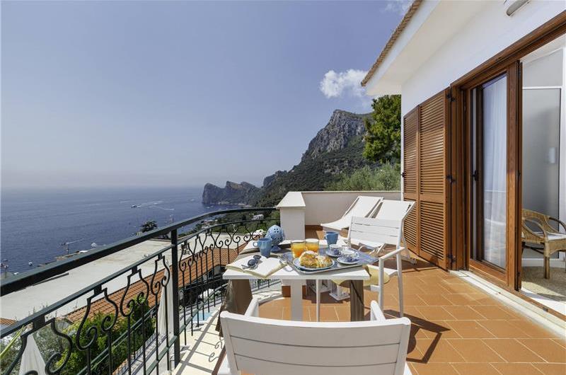 4 bedroom with pool and panoramic sea views near Serrento, sleeps 10