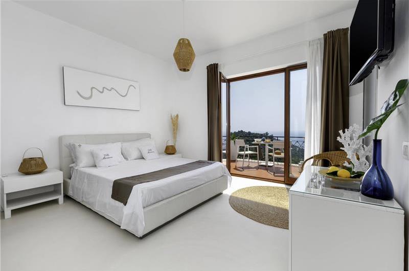 4 bedroom with pool and panoramic sea views near Serrento, sleeps 10
