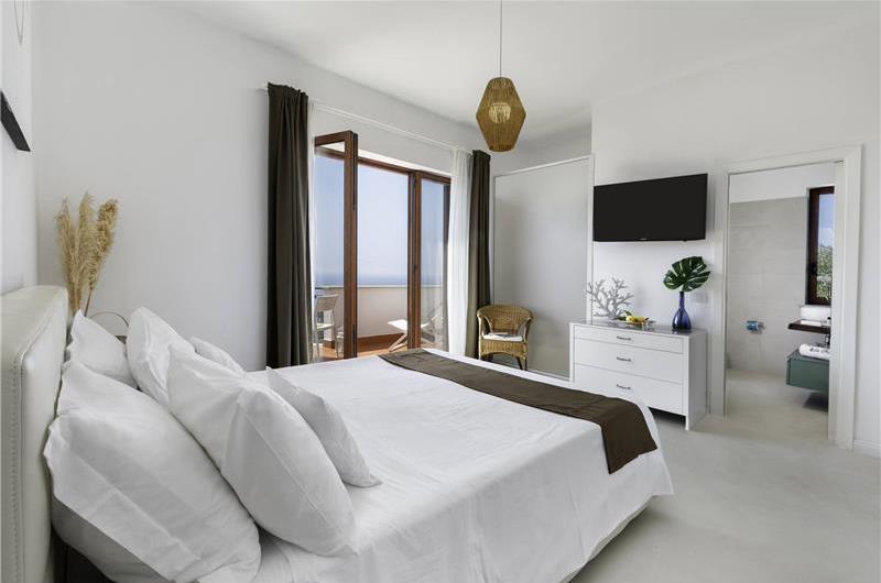 4 bedroom with pool and panoramic sea views near Serrento, sleeps 10