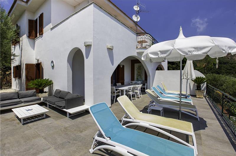 4 bedroom with pool and panoramic sea views near Serrento, sleeps 10