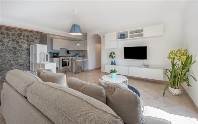 4 bedroom with pool and panoramic sea views near Serrento, sleeps 10