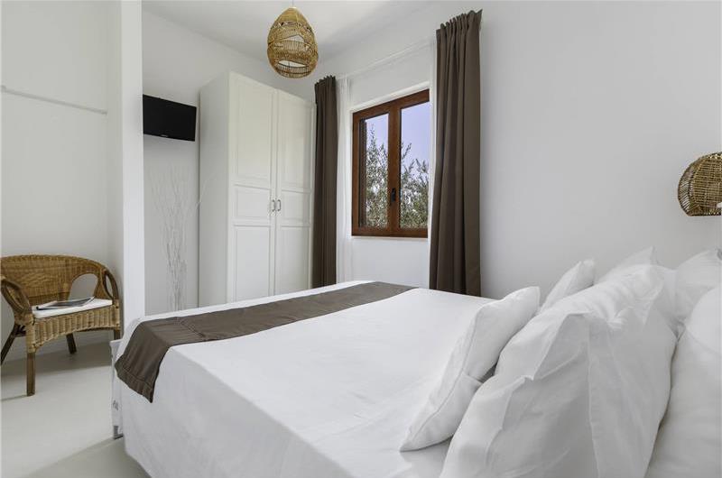4 bedroom with pool and panoramic sea views near Serrento, sleeps 10