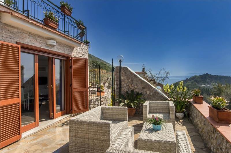 4 bedroom with pool and panoramic sea views near Serrento, sleeps 10