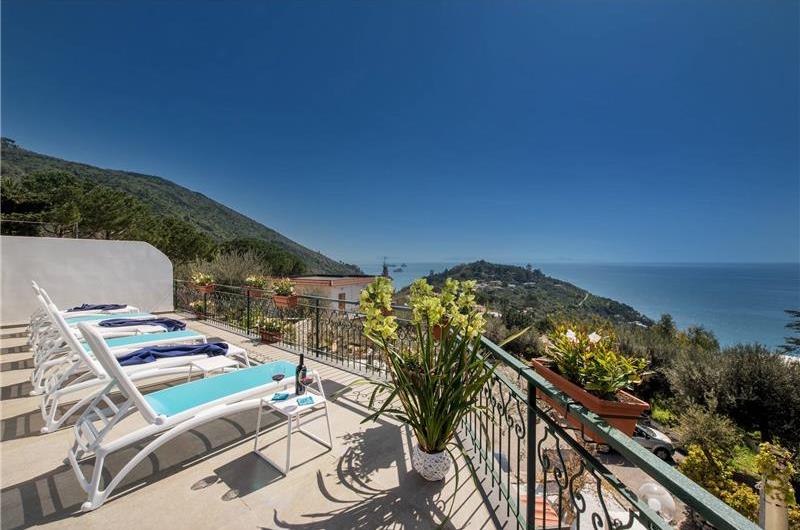4 bedroom with pool and panoramic sea views near Serrento, sleeps 10