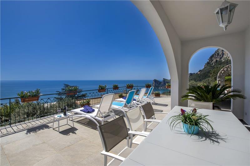 4 bedroom with pool and panoramic sea views near Serrento, sleeps 10
