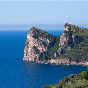 4 bedroom with pool and panoramic sea views near Serrento, sleeps 10
