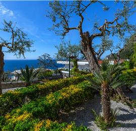 4 bedroom with pool and panoramic sea views near Serrento, sleeps 10