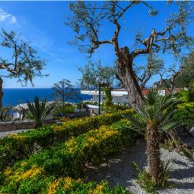 4 bedroom with pool and panoramic sea views near Serrento, sleeps 10