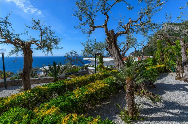 4 bedroom with pool and panoramic sea views near Serrento, sleeps 10