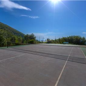 4 bedroom with pool and panoramic sea views near Serrento, sleeps 10