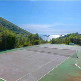 4 bedroom with pool and panoramic sea views near Serrento, sleeps 10