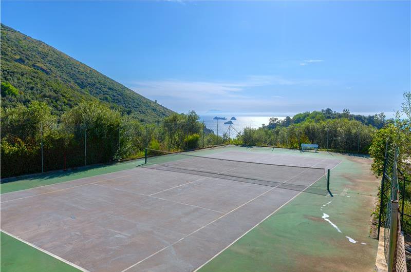 4 bedroom with pool and panoramic sea views near Serrento, sleeps 10