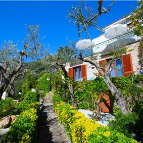 4 bedroom with pool and panoramic sea views near Serrento, sleeps 10