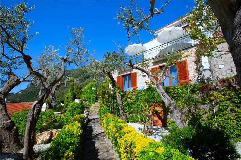 4 bedroom with pool and panoramic sea views near Serrento, sleeps 10