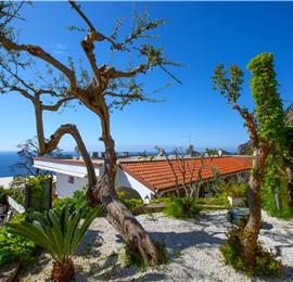 4 bedroom with pool and panoramic sea views near Serrento, sleeps 10