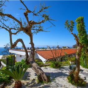 4 bedroom with pool and panoramic sea views near Serrento, sleeps 10