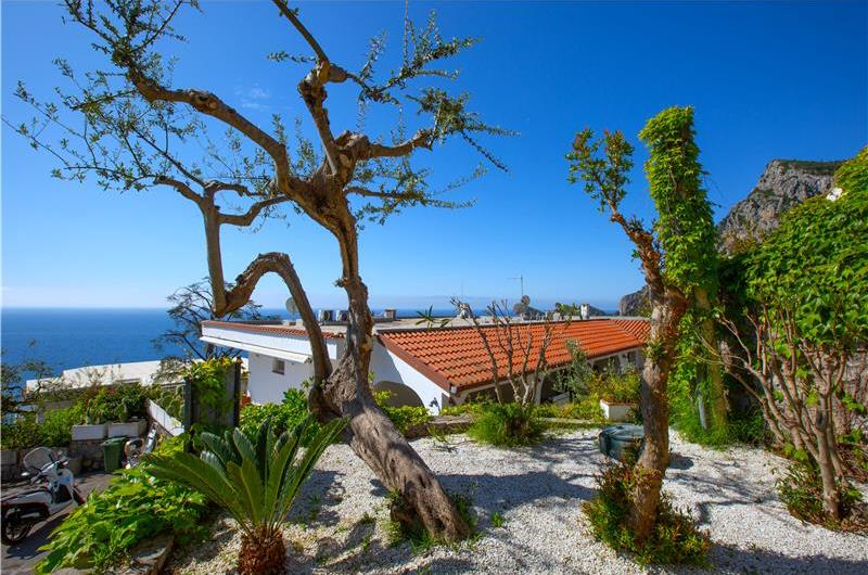 4 bedroom with pool and panoramic sea views near Serrento, sleeps 10
