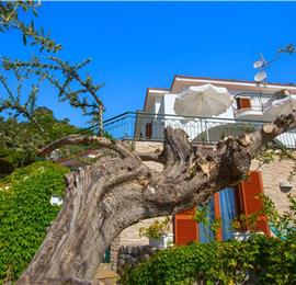 4 bedroom with pool and panoramic sea views near Serrento, sleeps 10