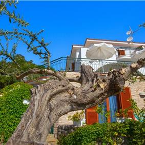 4 bedroom with pool and panoramic sea views near Serrento, sleeps 10