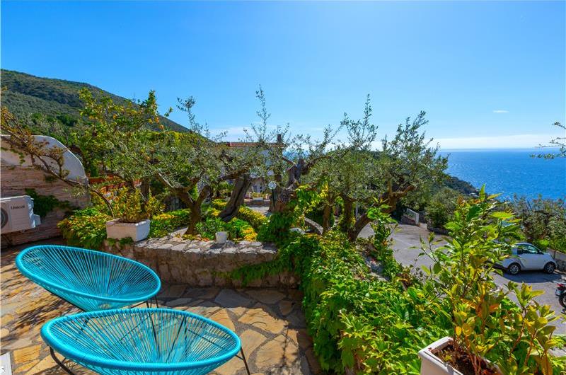 4 bedroom with pool and panoramic sea views near Serrento, sleeps 10