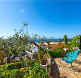 4 bedroom with pool and panoramic sea views near Serrento, sleeps 10