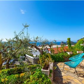 4 bedroom with pool and panoramic sea views near Serrento, sleeps 10