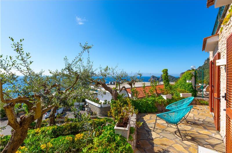4 bedroom with pool and panoramic sea views near Serrento, sleeps 10