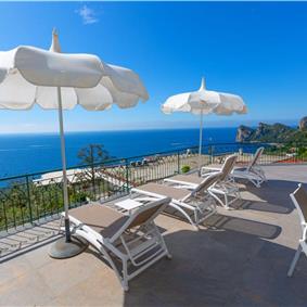 4 bedroom with pool and panoramic sea views near Serrento, sleeps 10