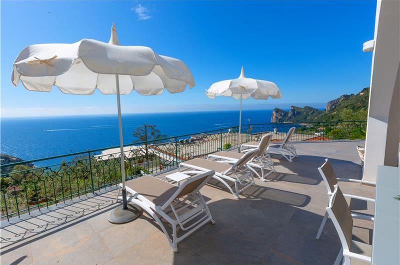 4 bedroom with pool and panoramic sea views near Serrento, sleeps 10